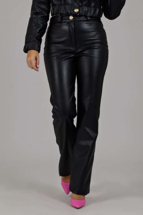 Calça flair em couro ecológico Vilma - Preta Calça flair em couro ecológico Vilma - Preta