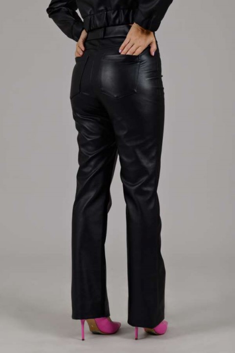 Calça flair em couro ecológico Vilma - Preta Calça flair em couro ecológico Vilma - Preta